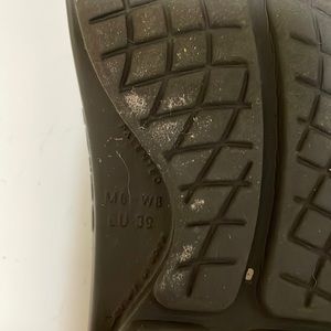 Oofos Slides M6 W8 .